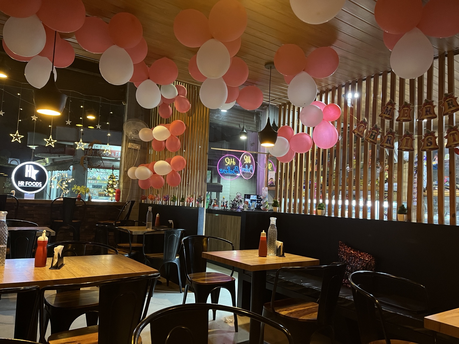 HR FOODS cafe interior